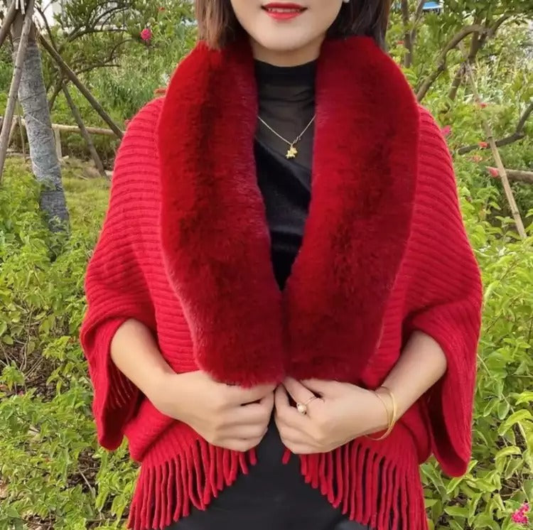 ❄️Un șal elegant și călduros din lână tricotată, cu guler de blană — potrivit pentru toate ocaziile, etalând un stil rafinat.