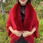❄️Un șal elegant și călduros din lână tricotată, cu guler de blană — potrivit pentru toate ocaziile, etalând un stil rafinat.