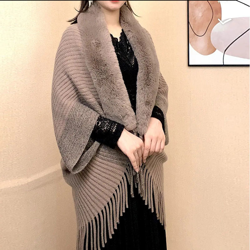 ❄️Un șal elegant și călduros din lână tricotată, cu guler de blană — potrivit pentru toate ocaziile, etalând un stil rafinat.
